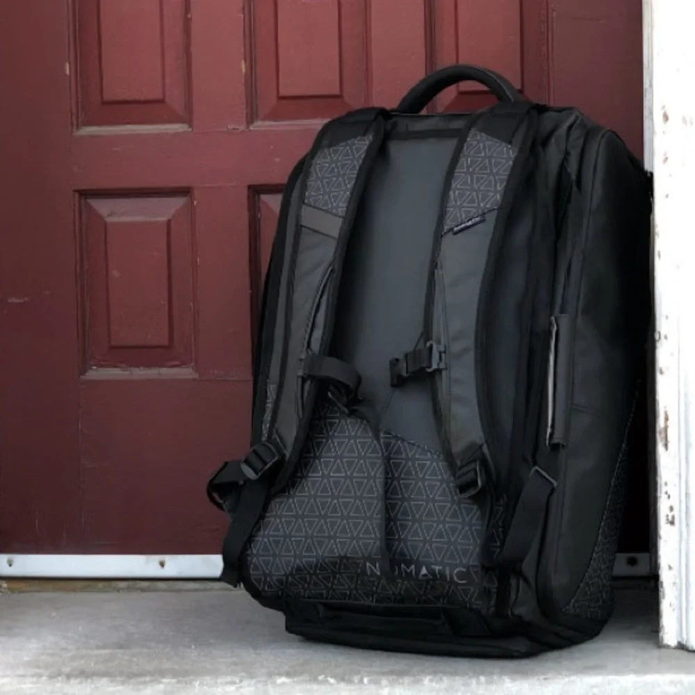 Like New Nomatic Travel Bag 40L + Laundry Bag+ Waist Strap Used 1x